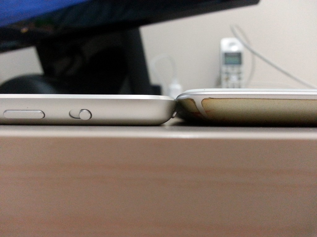 iPad Air 其實係薄左,不過對我嚟講又唔重要,太薄反而難揸乍,手感才是最重要 左:iPad Air;右:iPad 2